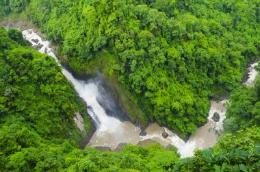 Haew Narok Şelalesi Khao Yai Ulusal Ormanı 'nın derinliklerinde yer almaktadır.