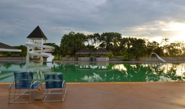 plaj sandalyeleri havuz tropikal beldesi yakınlarında