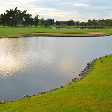 Güzel golf sahasında göl