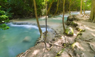 Erawan şelalesi, Tayland 'ın tropik ormanlarındaki en iyi şelale.