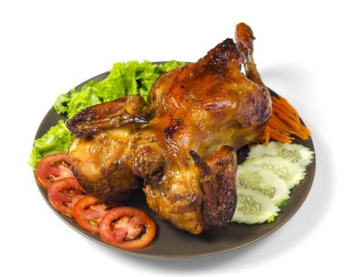 kızarmış tavuk ve sebze beyaz zemin üzerine