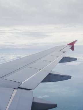 uçak kanadı beyaz bulutlar mavi gökyüzü