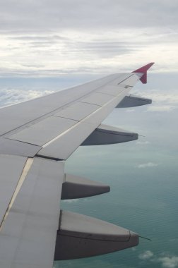 bir jet uçağı penceresinde yüksek mavi gökyüzü görüntüleme