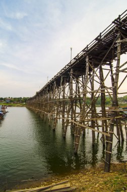 Güzel, büyük, antika, ahşap bir köprü ve Tayland 'ın en eskileri.