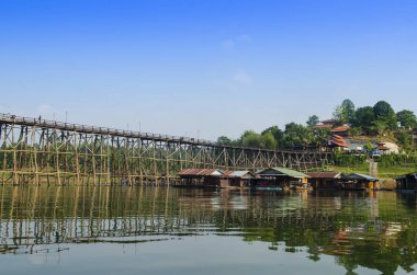 Ahşap köprü dünyanın en uzun ikinci köprüsüdür. Sangklaburi at Kanchanaburi, Tayland