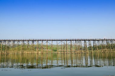 Ahşap köprü dünyanın en uzun ikinci köprüsüdür. Sangklaburi at Kanchanaburi, Tayland