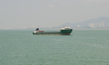 Bir kargo gemisi havadan görünümü