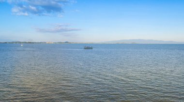 Deniz ve mavi gökyüzü görünümü