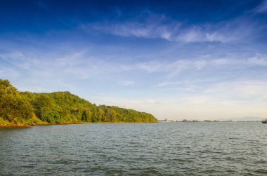 Orman gölü Mavi bulutlu gökyüzünün altında