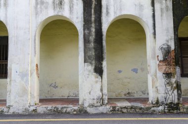 Eski konutevinin ön duvarı.