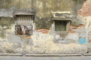 Eski konutevinin ön duvarı.