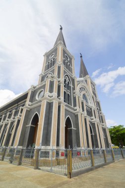 Mavi gökyüzü ile Hıristiyan Kilisesi