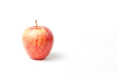 Beyaz arkaplanda kırmızı elma izole edildi