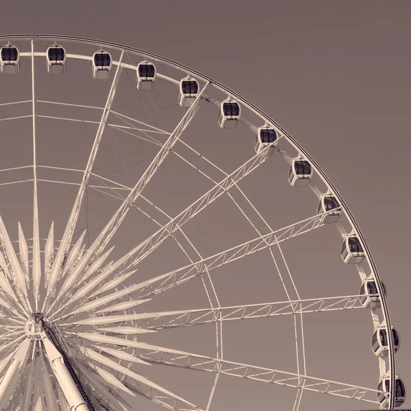 Schönes Großes Riesenrad Und Der Blaue Himmel — Stockfoto