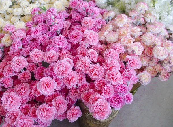 Buquê Casamento Com Arbusto Rosa Ranunculus Asiaticus Como Fundo — Fotografia de Stock