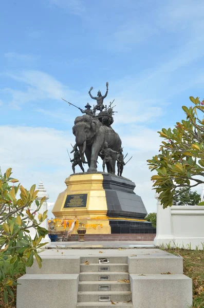 Elephant Statyn Den Blå Himlen Monument Kung Naresuan Suphanburi Provinsen — Stockfoto