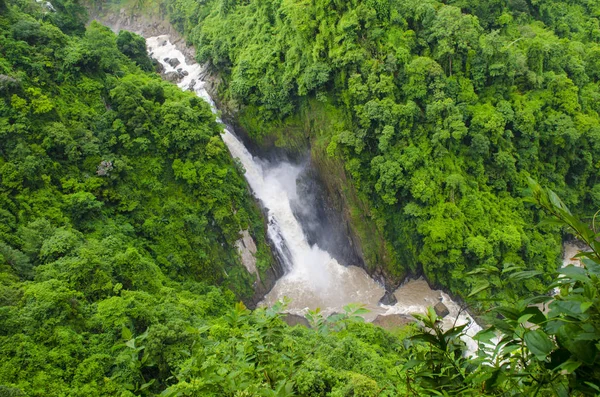 黑龙江纳罗克瀑布座落在霍亚伊国家森林深处 — 图库照片