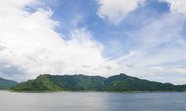 Lago Del Bosque Bajo Cielo Azul Nublado — Foto de Stock