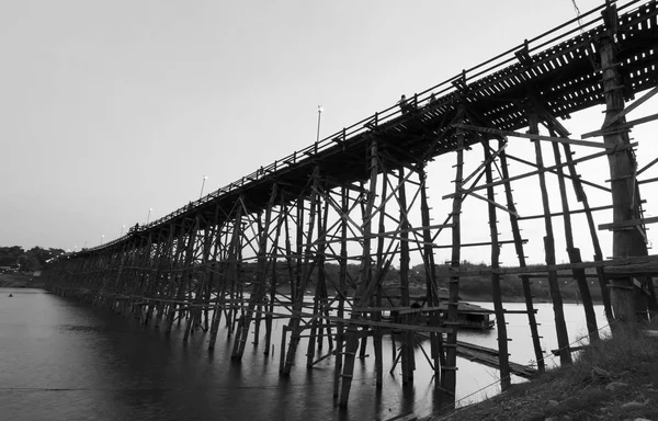 Beautiful large antique wooden bridge and the oldest in the Thai — Stock Photo, Image