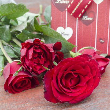 Gül ve Sevgililer günü için hediye resimleri.