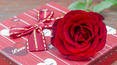 Sevgililer Günü için gül ve hediye konsepti.
