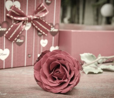 Gül ve hediye aşk konsepti