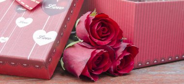 Sevgililer Günü için gül ve hediye aşk konsepti.