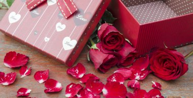 Sevgililer Günü için gül ve hediye konsepti.