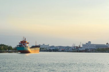 Denizde kargo gemisi