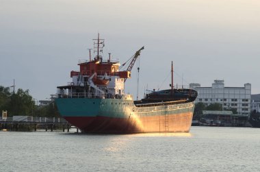 Kargo gemisi gün batımında limanda, Tayland
