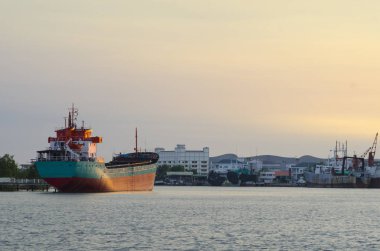 Kargo gemisi gün batımında limanda, Tayland