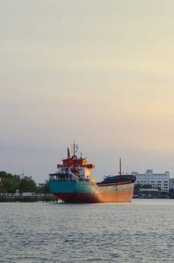 Kargo gemisi gün batımında limanda, Tayland