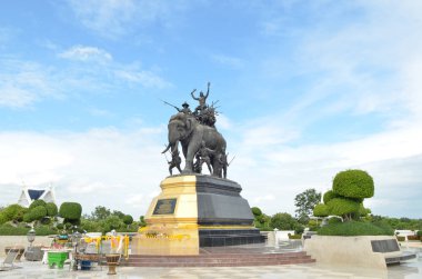 Mavi gökyüzünde anıt Kral Naresuan: Suphanburi İl Tayland, fil heykeli