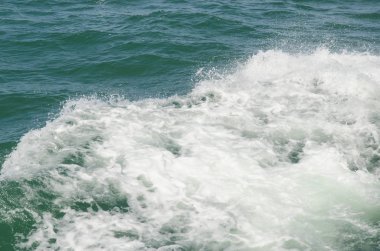 Tekne teknenin yanındaki suda uyanıyor.