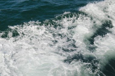 Tekne teknenin yanındaki suda uyanıyor.