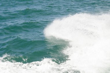 Tekne teknenin yanındaki suda uyanıyor.