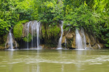 Göl, ağaçlar ve tezgah sonbahar görünümü