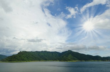 Dağlarda Nakhonnayok Gölü, Tayland