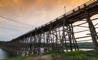 eski ahşap köprü köprünün çökmesi köprü nehir ve ahşap köprü (mon Köprüsü) arasında sangklaburi, kanchanaburi, il Asya Tayland at