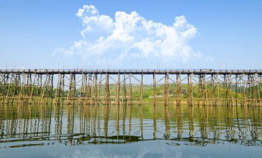 eski ahşap köprü köprünün çökmesi köprü nehir ve ahşap köprü (mon Köprüsü) arasında sangklaburi, kanchanaburi, il Asya Tayland at