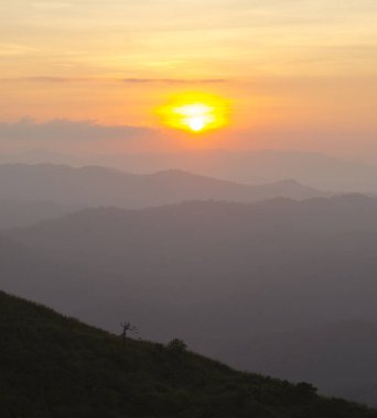 Bulutlar, ışık ışınları ve diğer atmosferik etkilerle gün batımı / gün doğumu