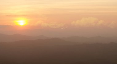 Bulutlar, ışık ışınları ve diğer atmosferik etkilerle gün batımı / gün doğumu