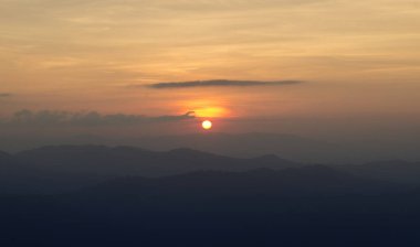 Bulutlar, ışık ışınları ve diğer atmosferik etkilerle gün batımı / gün doğumu