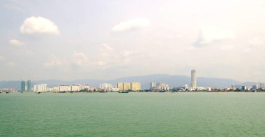 Arka planda dağ ve şehir