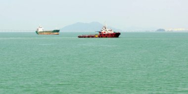 Penang köprü yelken bir kargo gemisi bir manzara görüntüsünü.