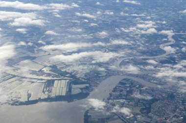 bulutların ve köy manzarasının havadan görüntüsü