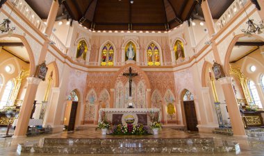 Moskova'daki Kurtarıcı İsa Katedrali içindeki Altar yakınlarındaki büyük salondaki balkondan manzara, Rusya