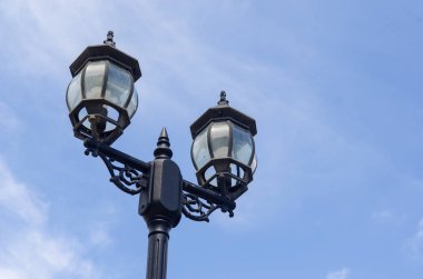 bulut mavi gökyüzü ile vintage lamba