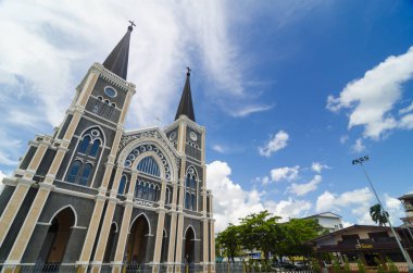 Bulut mavi gökyüzü ile İsa'nın güzel Kilisesi