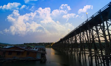 Ahşap köprü dünyanın en uzun ikinci köprüsüdür. Sangklaburi at Kanchanaburi, Tayland